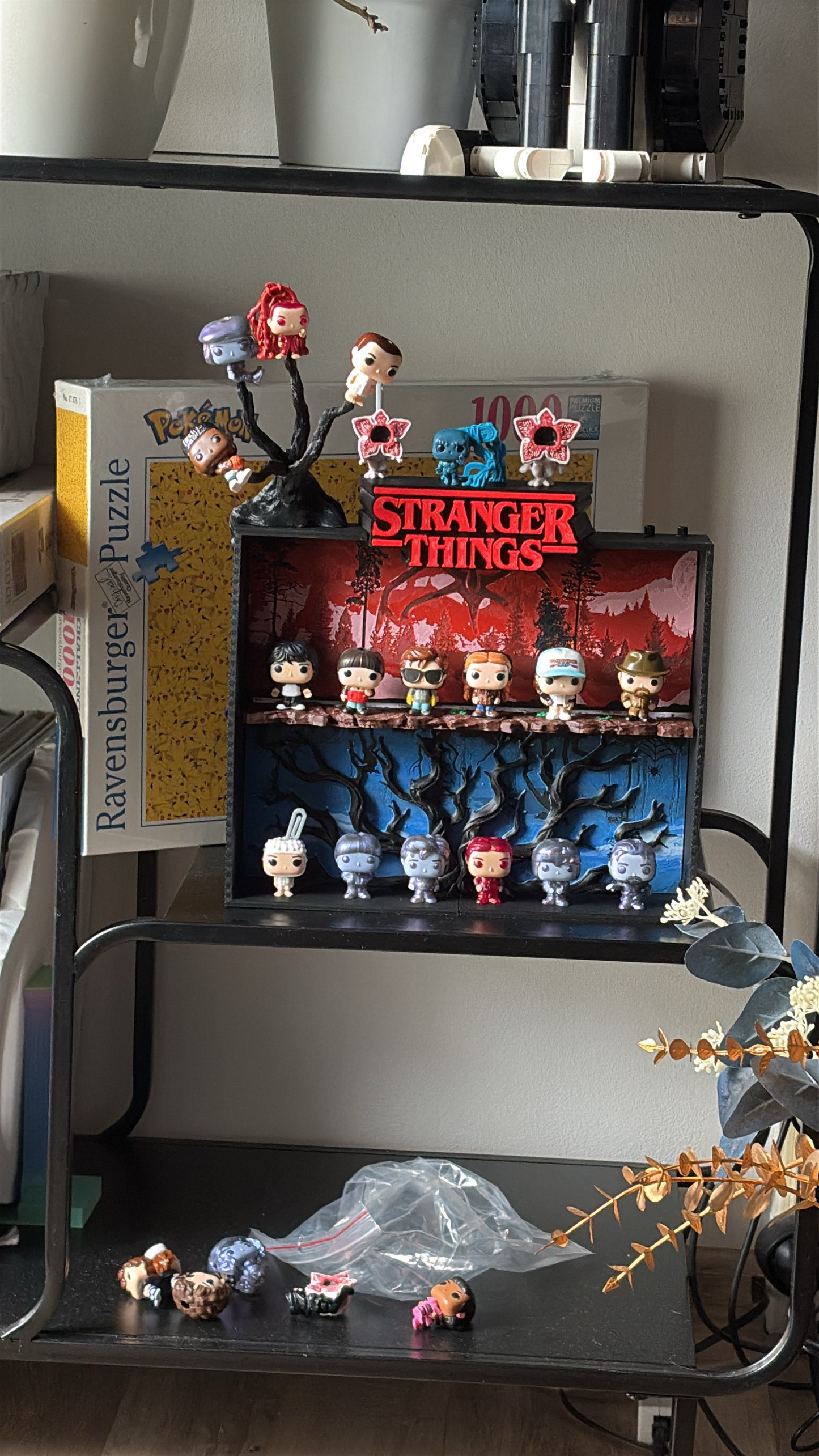 *Polička na figurky stranger thing kinder joy