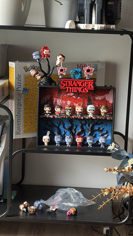 *Polička na figurky stranger thing kinder joy