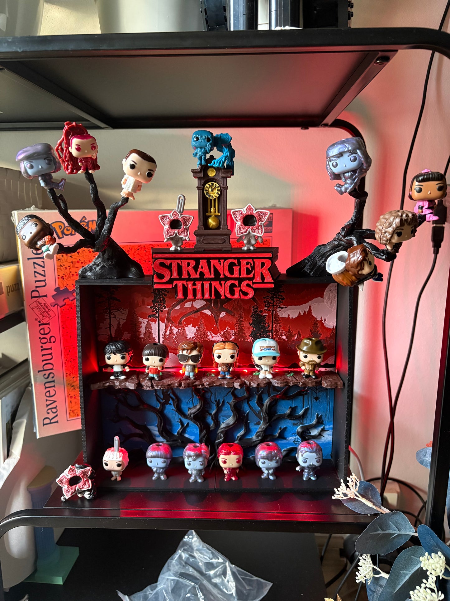 *Polička na figurky stranger thing kinder joy